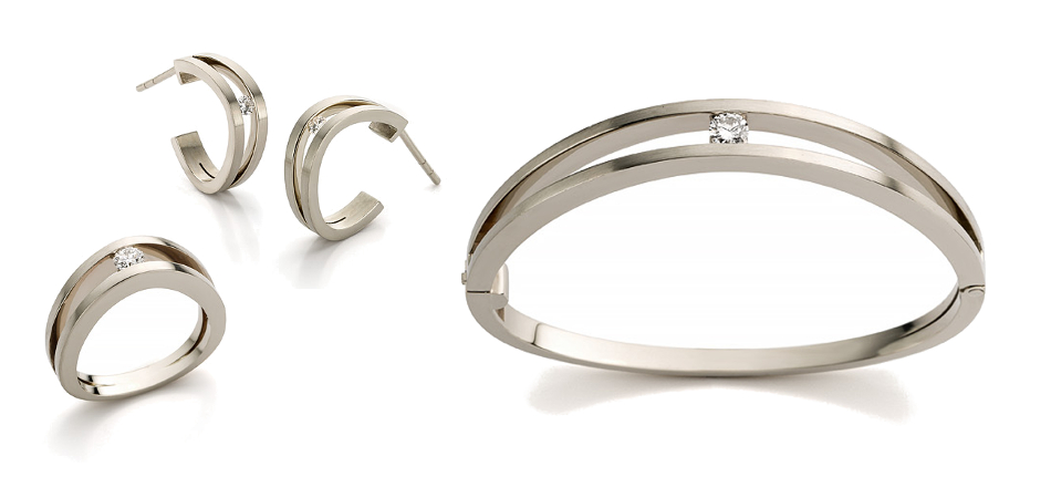 Omarm loepzuivere diamanten met deze prachtige, massieve witgouden sieraden set