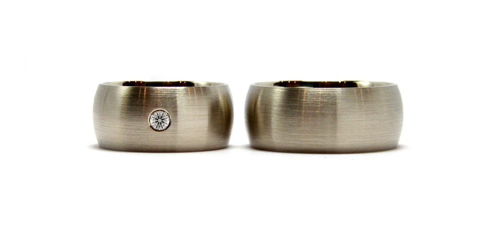 Strak, strakker, strakst... witgouden trouwringen bezet met een briljant geslepen 'Hearts & Arrows' diamant