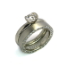 011 - 14kt wit gouden verlovingsring bezet met briljant geslepen diamant. Verlovingsring en trouwring passend bij elkaar ontworpen.