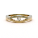 002 - 14kt wit- en lichtrosé gouden verlovingsring bezet met een briljant geslepen diamant.